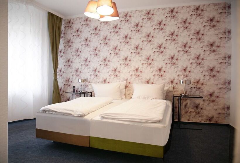 اتاق خانوادگی, Les Nations