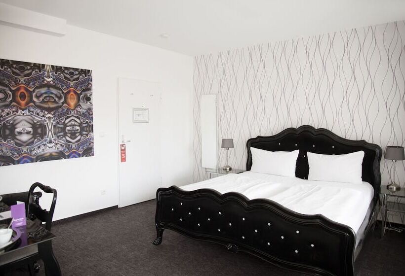 Comfort room with balcony, Les Nations