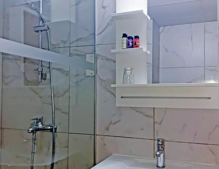 اتاق استاندارد با چشم‌انداز استخر, Marina