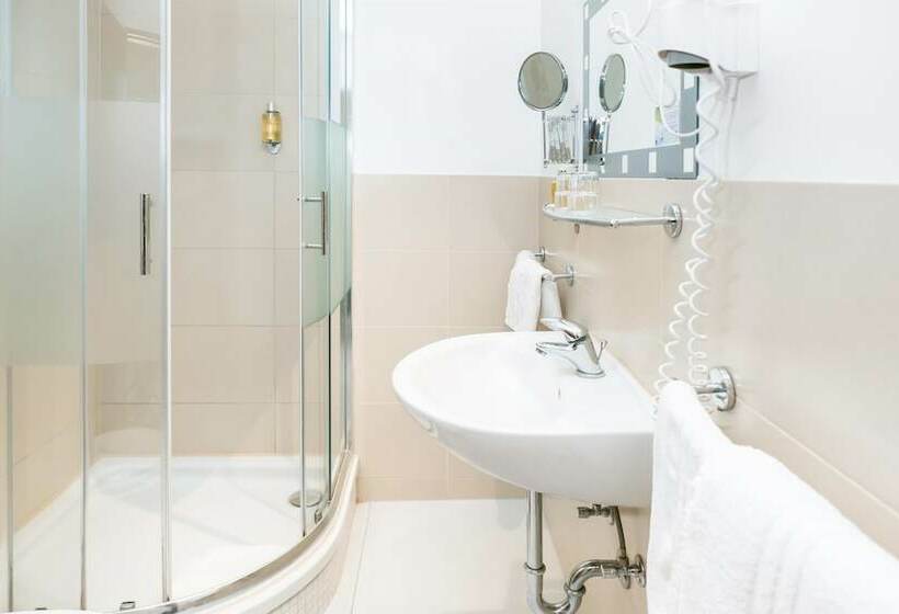 غرفة قياسية, Astor Kiel By Campanile