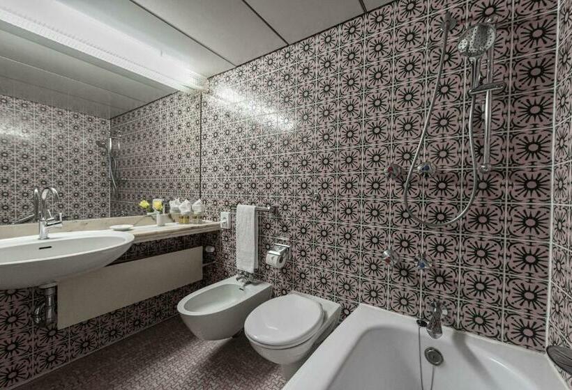 Standard Single Room, Maritim Strandhotel Travemünde