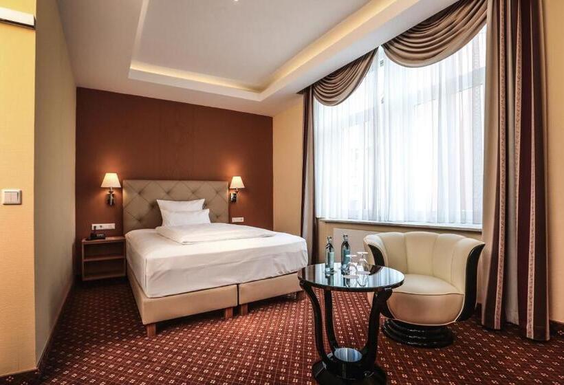 חדר קומפורט יחיד, Mack