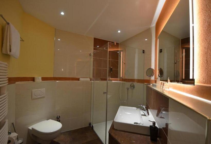 סוויטת ג'וניור, Mack