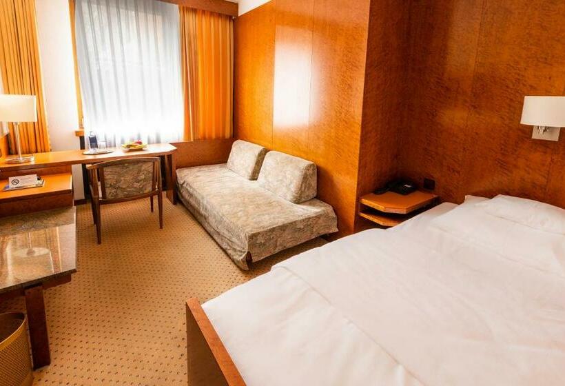 标准单人间, Royal