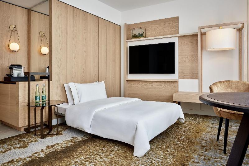 Номер Классика Кровать Кинг, The Westin Grand Frankfurt