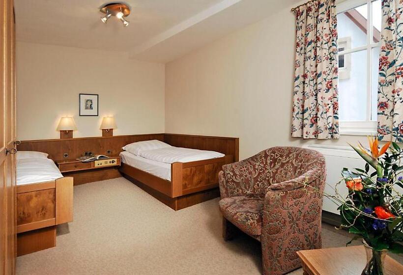 غرفة عائلية, Burggartenpalais