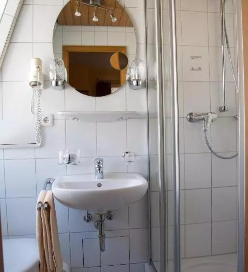 Standard Yhden Hengen Huone, Restaurant Löwen