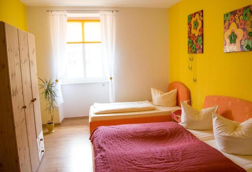 חדר משפחתי, Restaurant Löwen