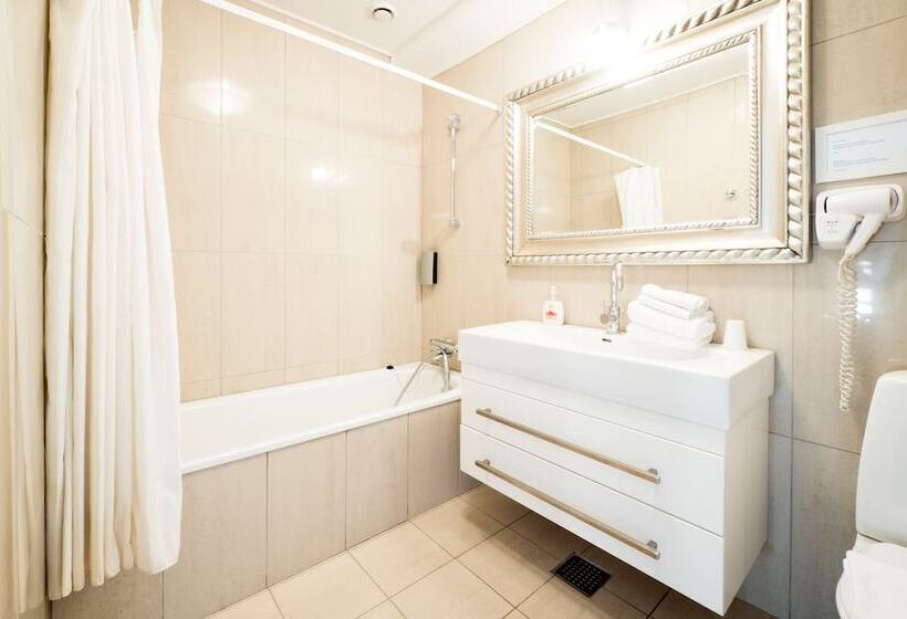 חדר משפחתי, Den Gamle Grænsekro Inn