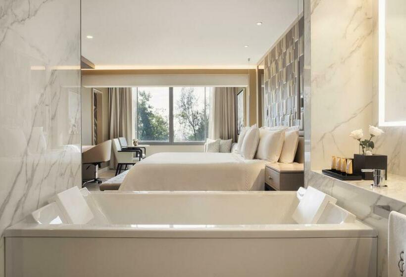 سوییت جونیور اجرایی, El Embajador, A Royal Hideaway