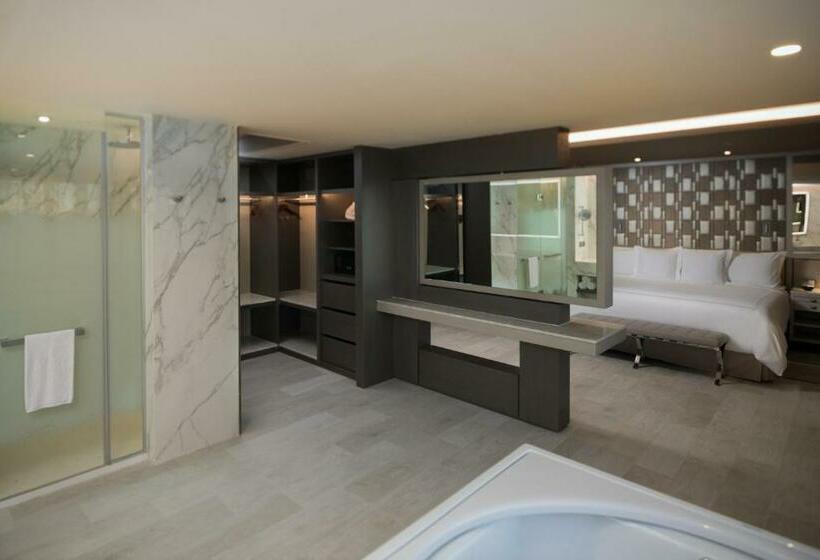 سوئیت جونیور رویال, El Embajador, A Royal Hideaway