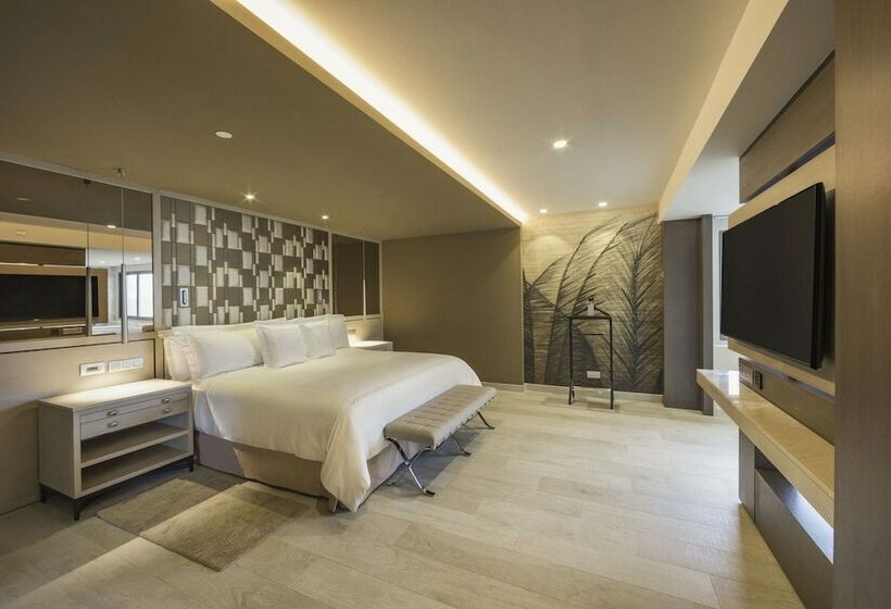 سوئیت رویال, El Embajador, A Royal Hideaway