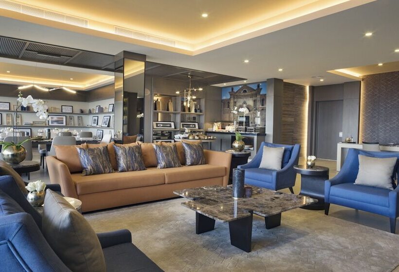 سوئیت رویال, El Embajador, A Royal Hideaway