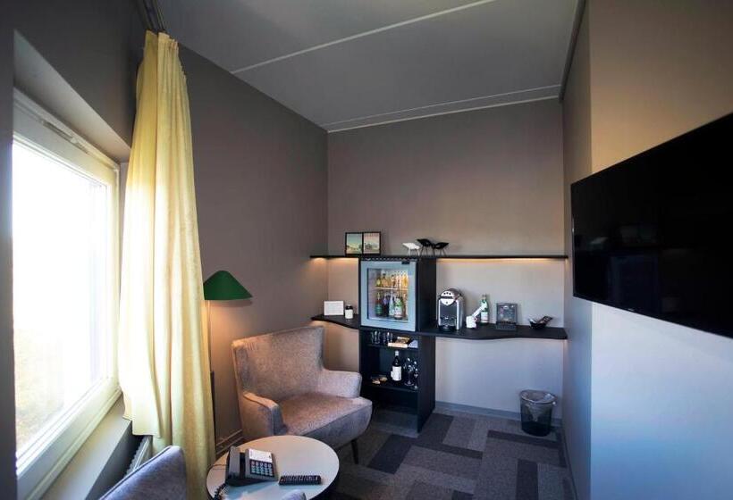 חדר אקזקיוטיב, Lautrup Park