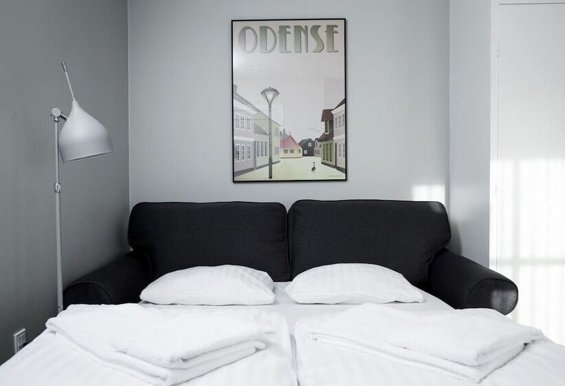 חדר משפחתי, Skjalm Hvide