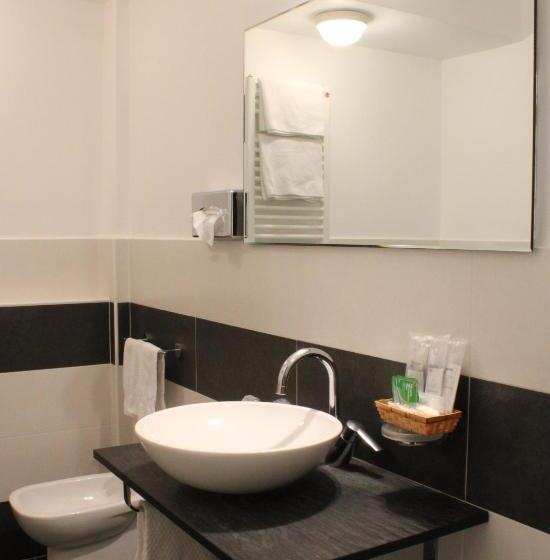 חדר קלאסי לשלושה, Alexandra