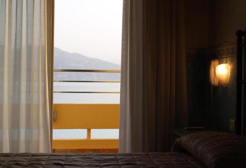 חדר סופריור, Alexandra