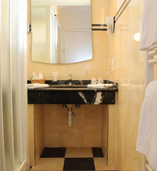 חדר סופריור, Alexandra