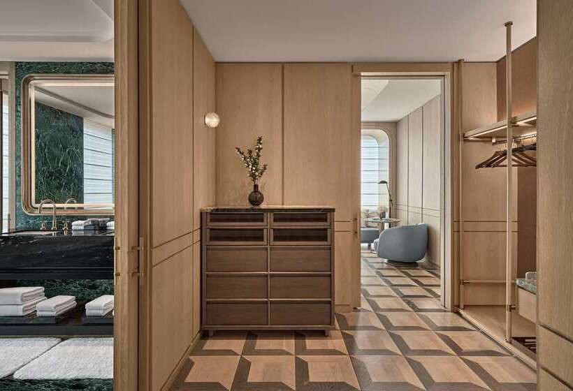 סוויטה, Conrad Dublin