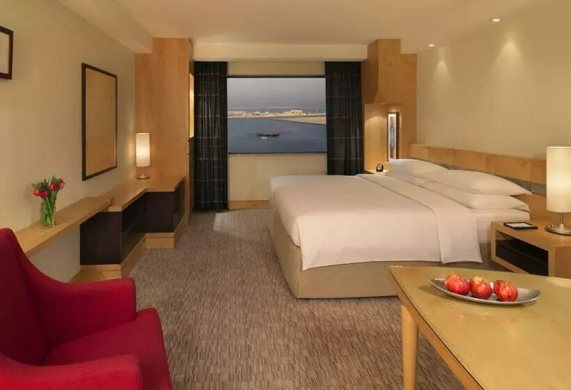 キングサイズベッドのクラブルーム, Hyatt Regency Dubai   Corniche