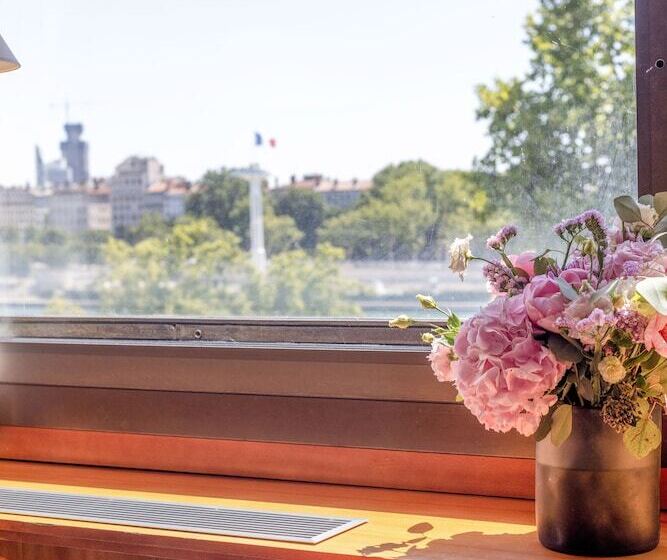 اتاق سوپریور با چشم‌انداز رودخانه, Sofitel Lyon Bellecour
