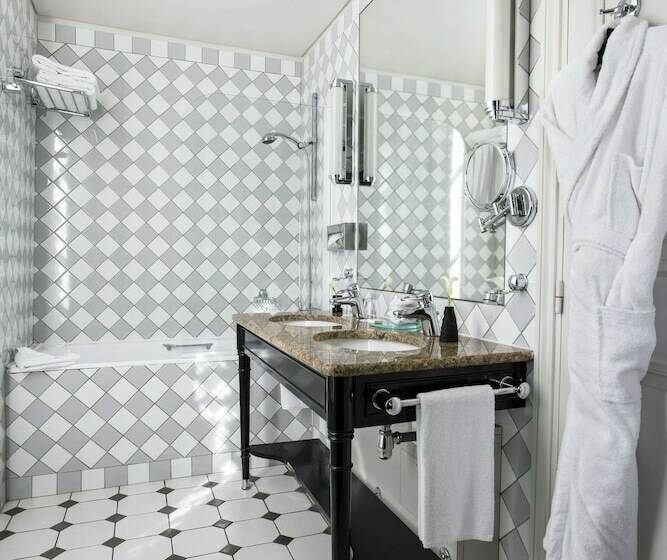 デラックストリプルルーム, Castille Paris – Starhotels Collezione