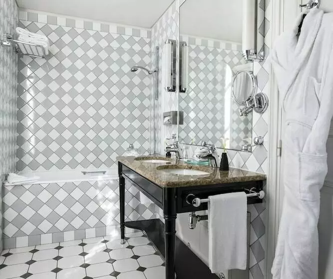 デラックストリプルルーム, Castille Paris – Starhotels Collezione