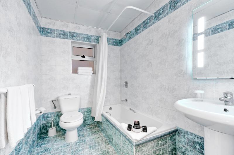 标准三人间, Breiz Armor