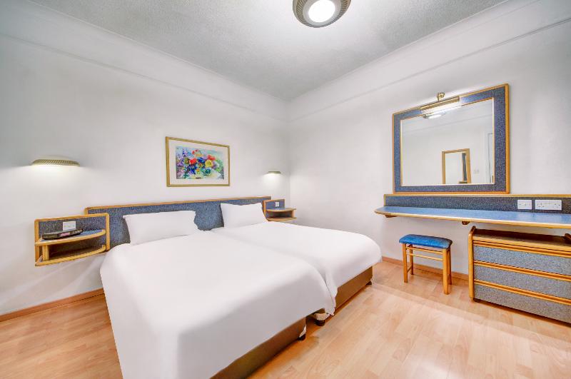 标准三人间, Breiz Armor