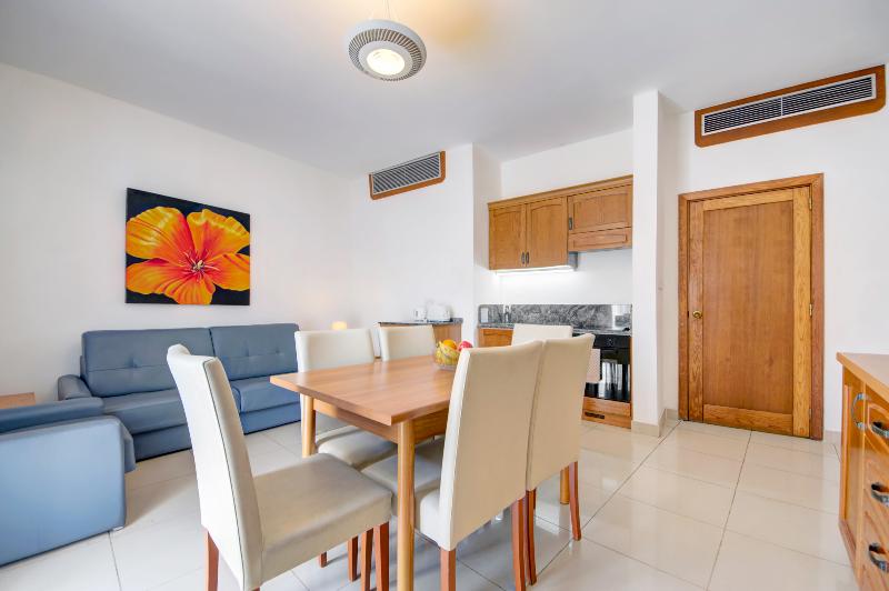 标准三人间, Breiz Armor