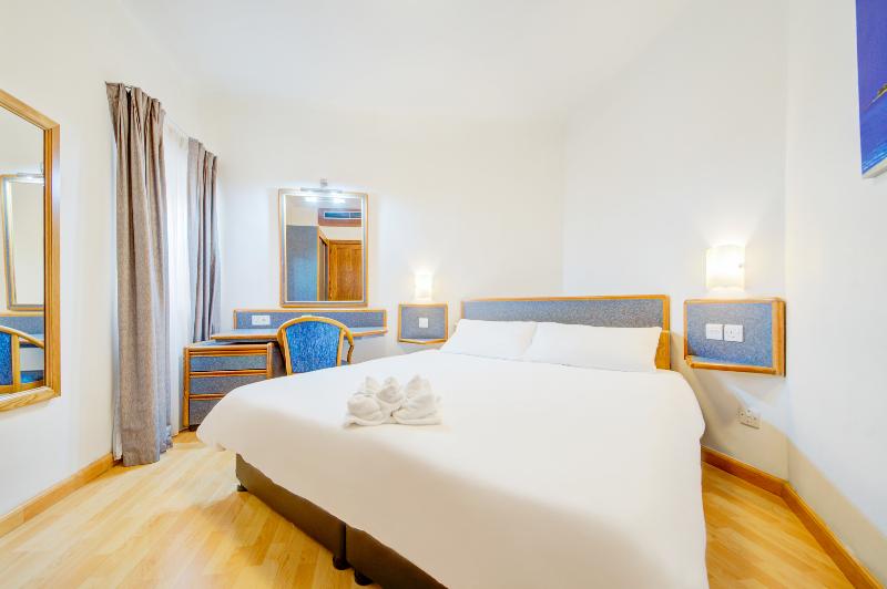 标准三人间, Breiz Armor