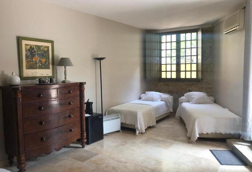 غرفة عائلية, Château D Arpaillargues   Teritoria