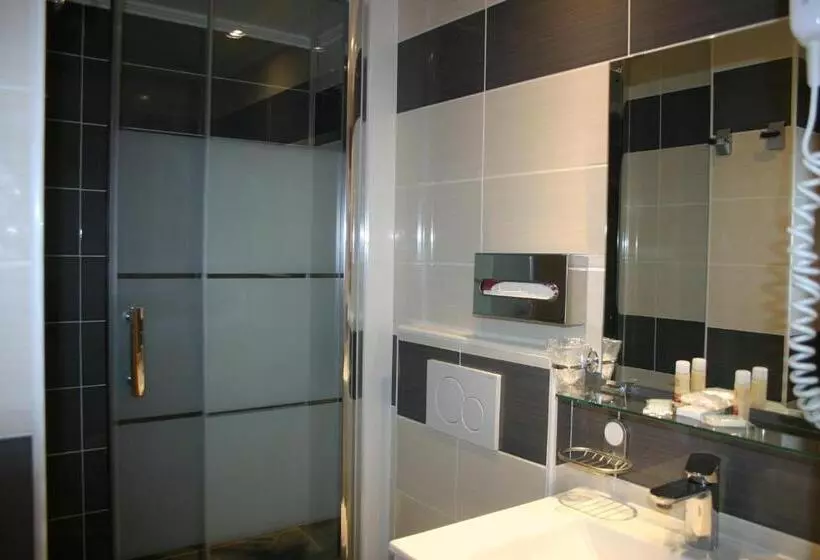 Habitación Estándar, Derby Eiffel