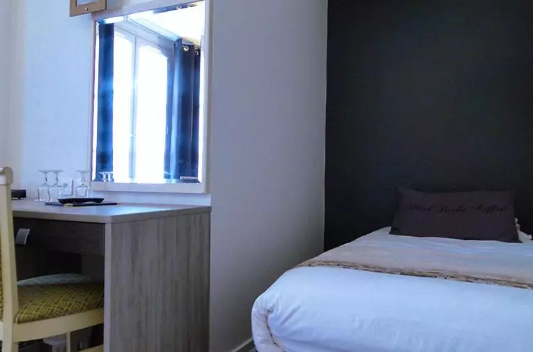 Habitación Triple Estándar, Derby Eiffel