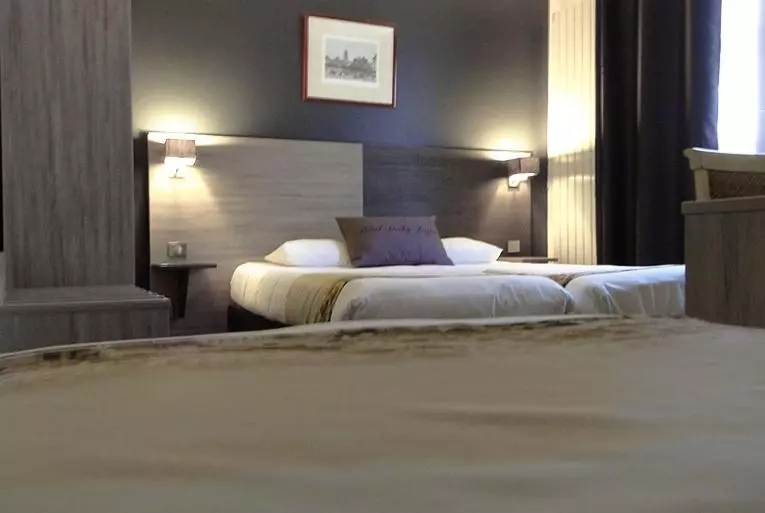 Habitación Triple Estándar, Derby Eiffel