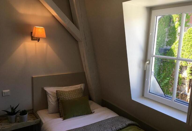 غرفة قياسية فردية, L Adresse