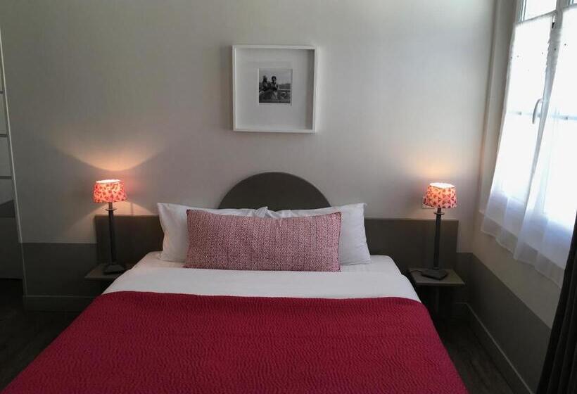 غرفة قياسية مزوَّدة بشُرفة, L Adresse