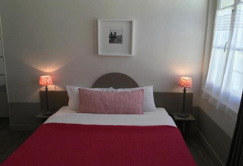 غرفة قياسية مزوَّدة بشُرفة, L Adresse