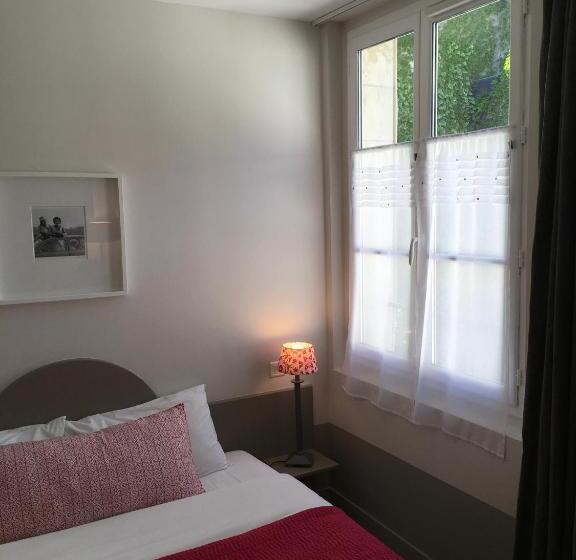 غرفة قياسية مزوَّدة بشُرفة, L Adresse