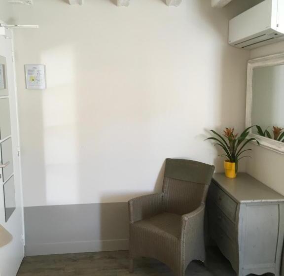 غرفة قياسية مزوَّدة بشُرفة, L Adresse