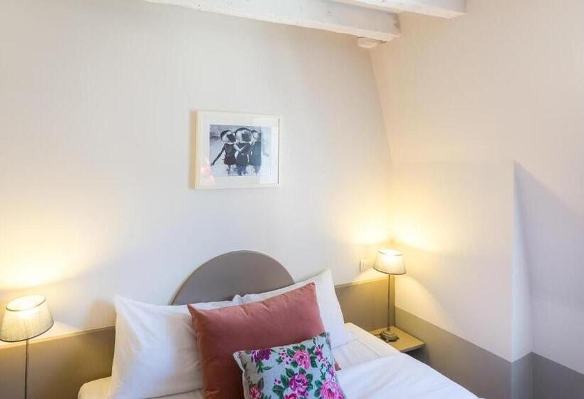 غرفة قياسية مزوَّدة بشُرفة, L Adresse