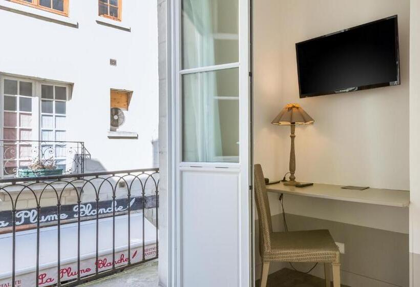 غرفة قياسية مزوَّدة بشُرفة, L Adresse