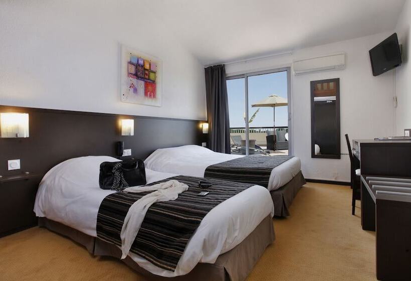 חדר סופריור לשלושה, Brit Hotel Opal Centre Port