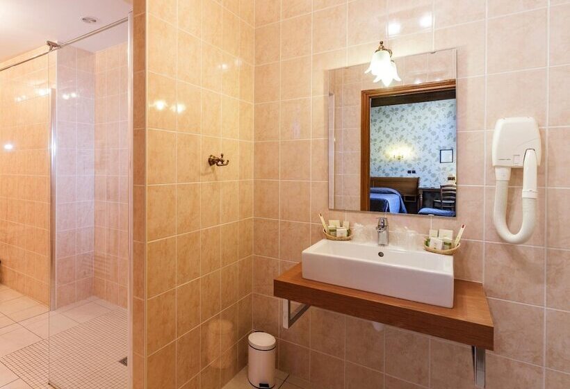 غرفة عائلية, De La Cloche