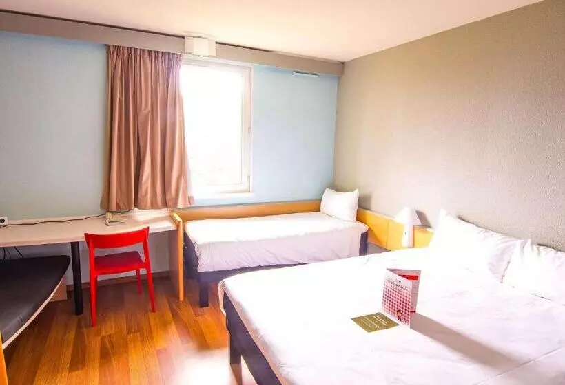 Standard Kolmen Hengen Huone, Ibis Colmar Est Hotel Restaurant En Alsace