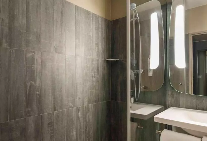 Standard Kolmen Hengen Huone, Ibis Colmar Est Hotel Restaurant En Alsace