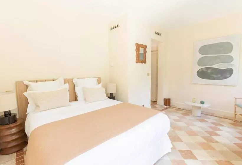 سوییت جونیور, La Bastide De Saint Tropez