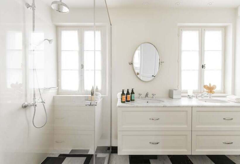 Полулюкс, La Bastide De Saint Tropez