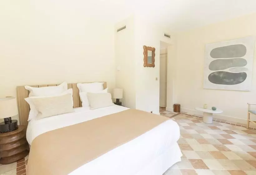 سوییت جونیور, La Bastide De Saint Tropez