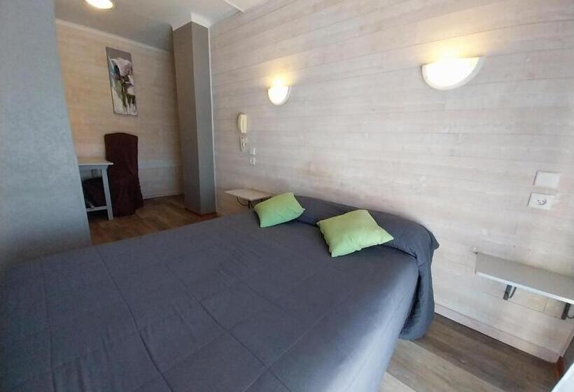 اتاق استاندارد با بالکن, Hôtel L Oustalet